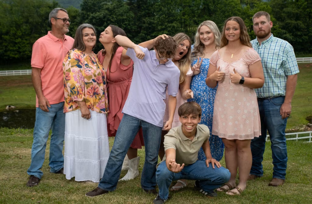 Tom-and-Melisa-family-2-1024x671 (1).png