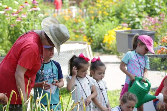 summer_camp_gardenin_with_children.jpg