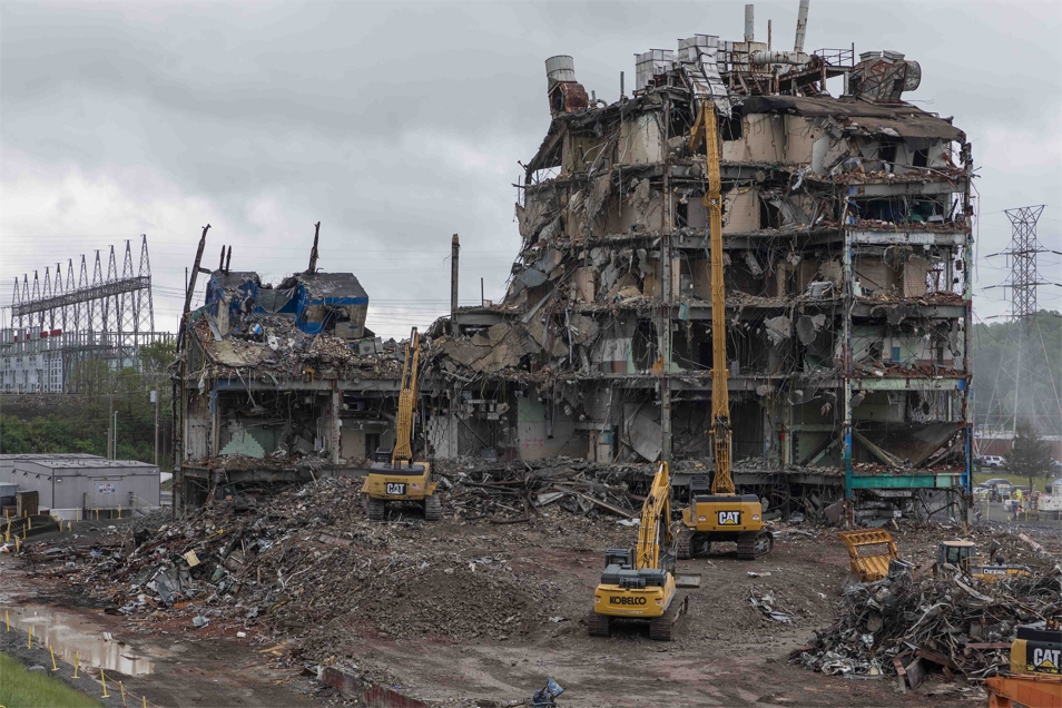 A view of demolition on the six-story, 255,000-square-foot Building 9207, the final building in the former Biology Complex at Oak Ridge.