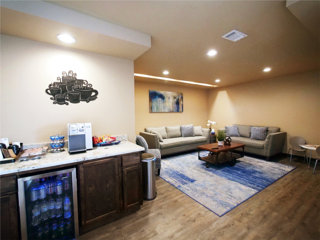 Complimentary beverages and snacks await our guests in the lounge. 