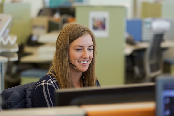 A Fidelity associate talks with a customer in our Salt Lake City office.