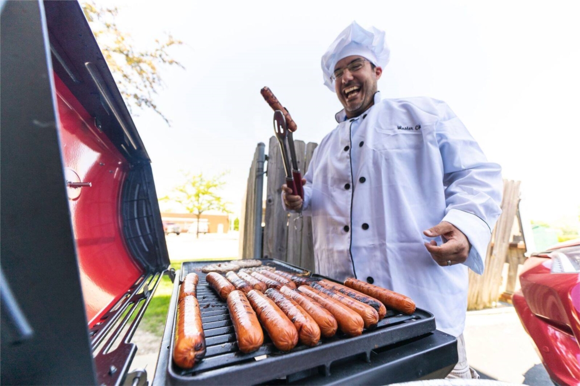 Bret Bonnet, president of Quality Logo Products, put on his chef hat to serve up some hot dogs and burgers in honor of Memorial Day!